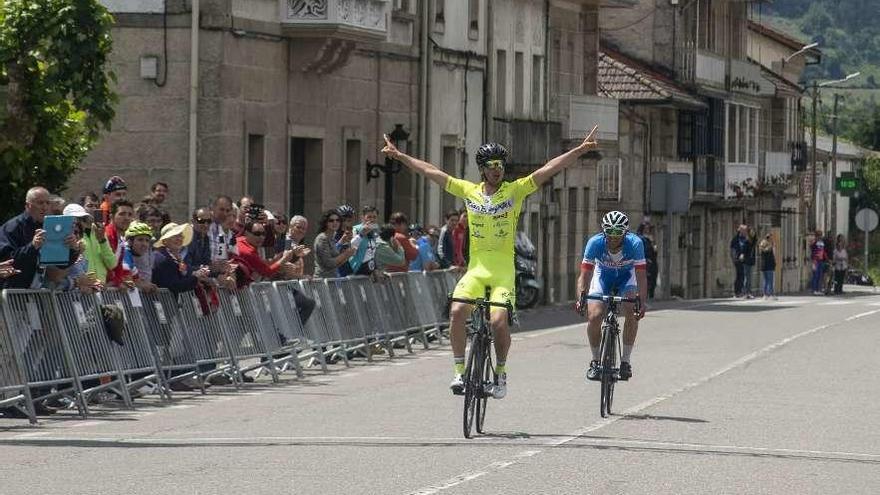 Julián Barrientos celebra la victoria en la línea de meta de Barbantes Estacion. // Carlos Peteiro