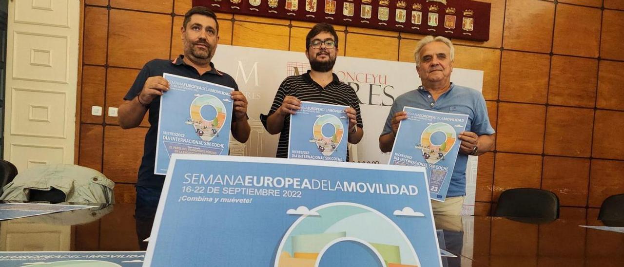 Por la izquierda, Andrés Gutiérrez (gerente de Emutsa), Sergio Gutiérrez y el concejal del PSOE, Eduardo Martín, con los carteles anunciadores de las actividades planteadas en Mieres. | A. Velasco