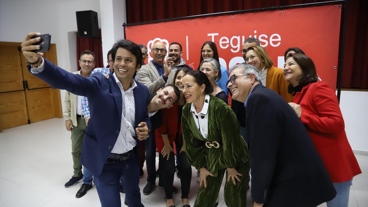 Marcos Bergaz junto a integrantes de la lista del PSOE al Ayuntamiento de Teguise en las elecciones de mayo 2023.