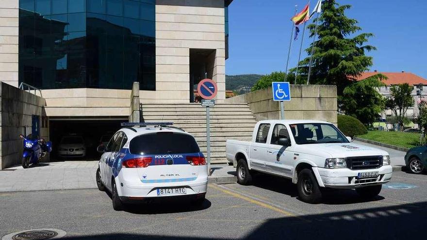 Coche patrulla de Moaña frente a la casa consistorial. // Gonzalo Núñez