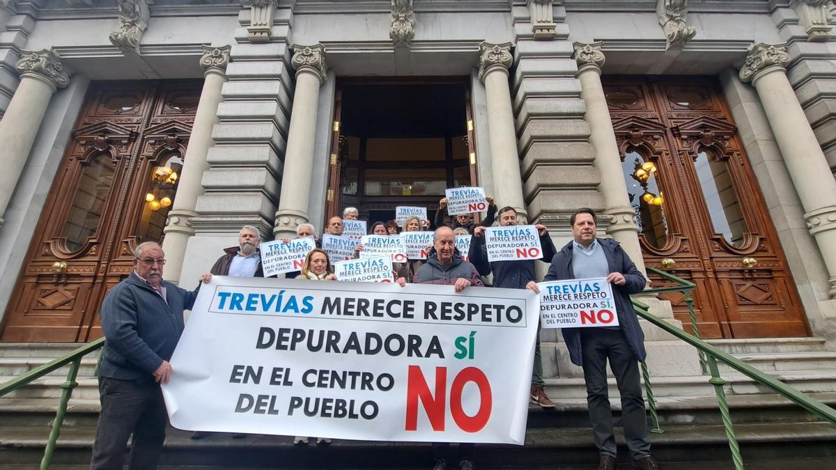 Foto de familia de los vecinos desplazados a Oviedo para seguir el debate parlamentario.