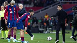 Araujo, Pedri y Xavi, durante un partido la pasada temporada