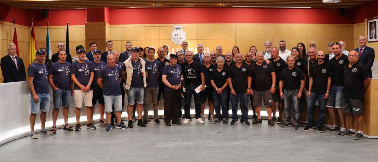 Representantes de A Guarda y de Póvoa de Varzim en el salón  de plenos guardés tras el acto oficial de hermanamiento.   | // D.P.