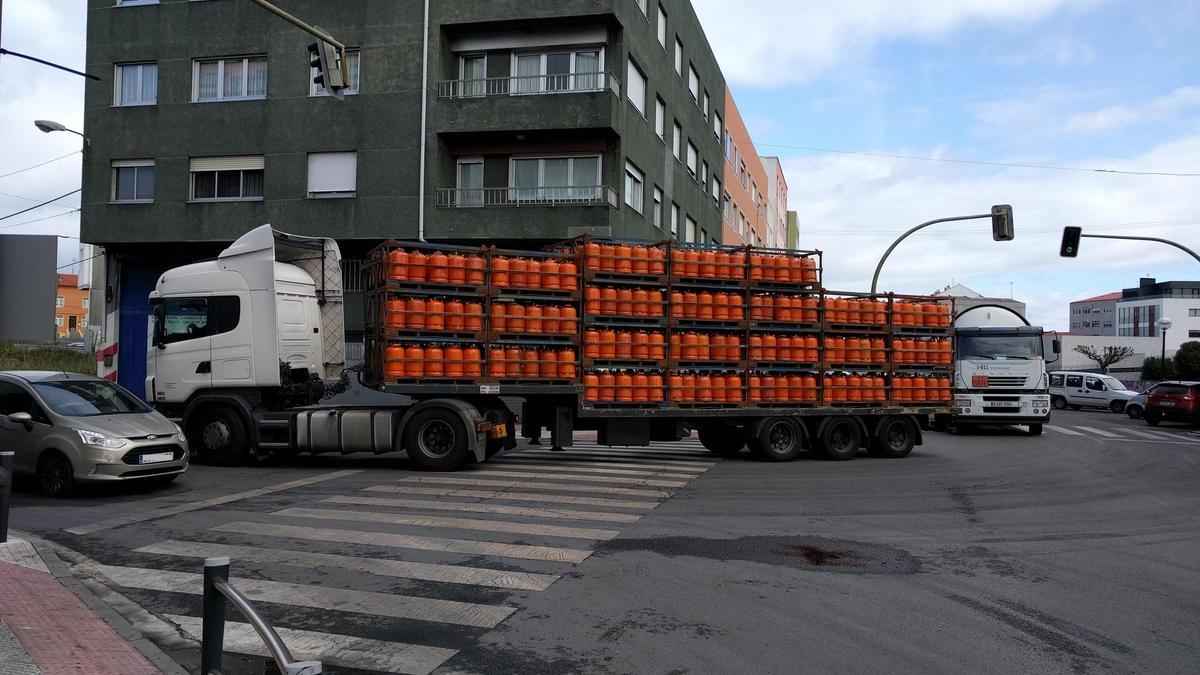 Un camión pasando por la Avenida do Butano en Meicende.
