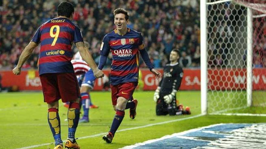 Messi celebra uno de sus goles ante el Sporting.