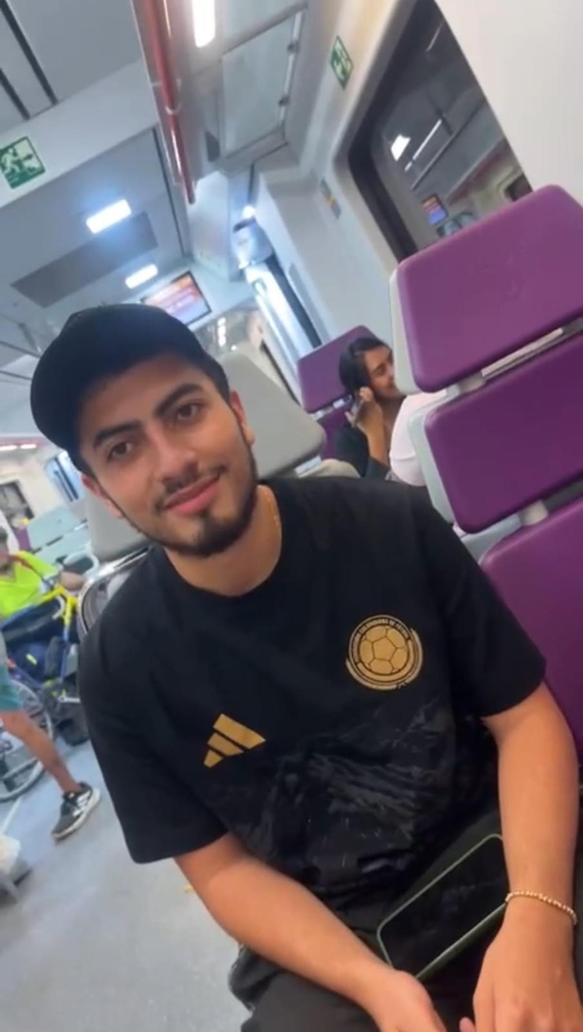 Harold, durante su viaje a València, en una foto tomada en un Cercanías. En el regazo lleva, orgulloso, el iPhone 17 nuevo.