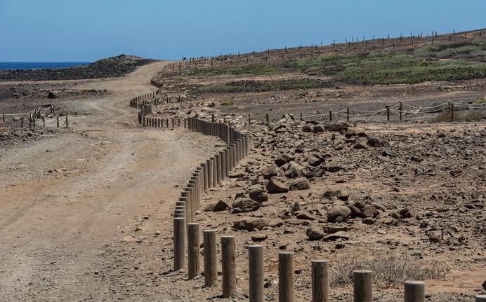 LAS PALMAS DE GRAN CANARIA A26/05/2017. Sendero de la ciudad de LPGC. Ruta azul desde el monumento al Atlante hasta la Bahía del Confital. FOTO: J.PÉREZ CURBELO