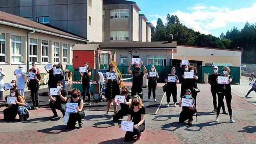 Profesores y también personal de cocina, ayer en la protesta en el patio del colegio Rabadeira de Oleiros.