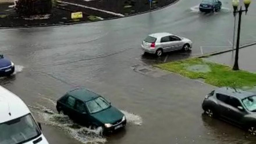 Los problemas de circulación no cesan, la lluvia pone a los coches en apuros