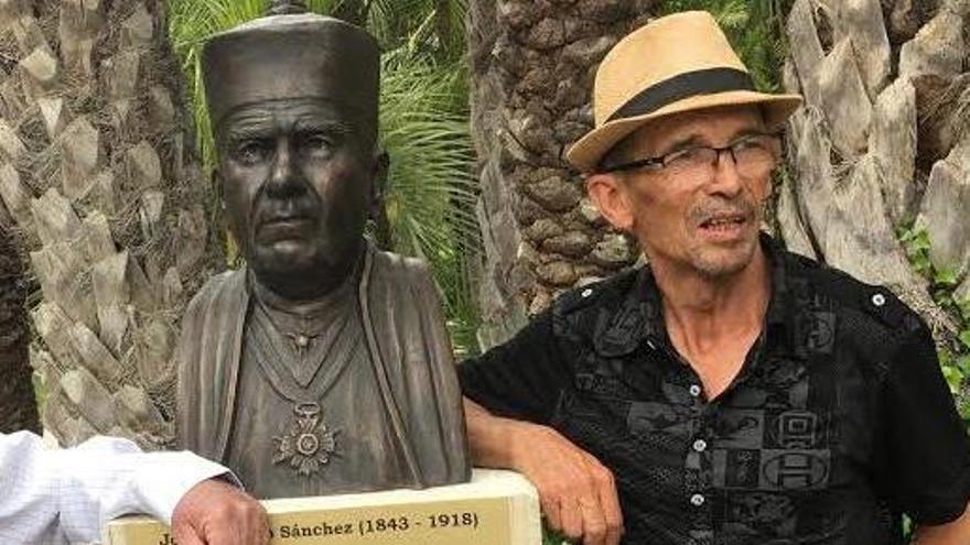 Miguel Ruiz Guerrero inaugurando el busto del cura Castaño