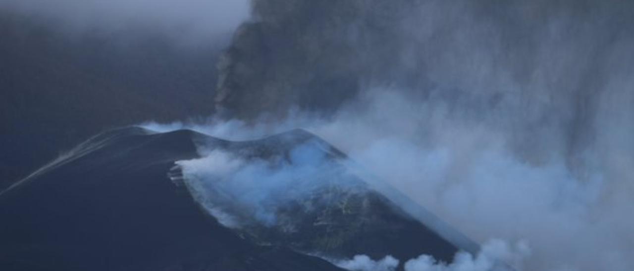 La lava avanza con fuerza y rapidez por La Palma