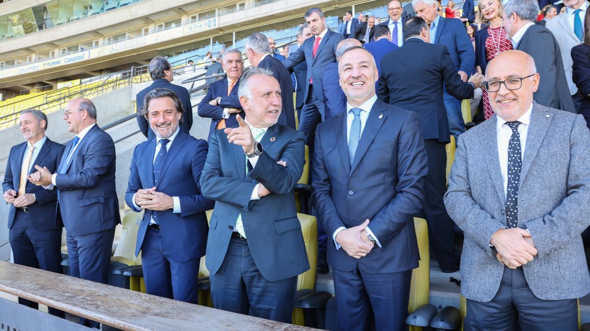 Ramírez, escoltado por Ángel Víctor Torres y Antonio Morales, esta mañana, en el palco del Gran Canaria.