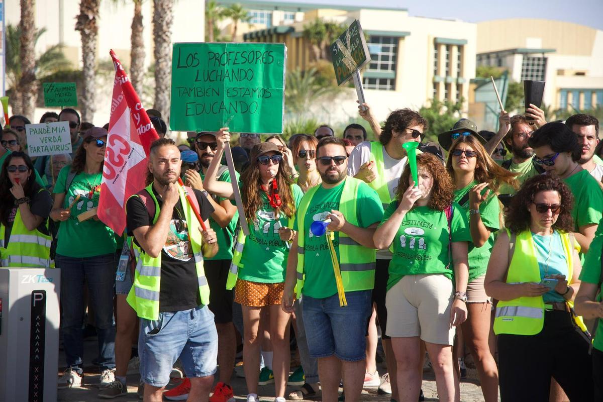 Profesores llevan su protesta a Ciudad de la Luz durante la visita de Pérez Llorca