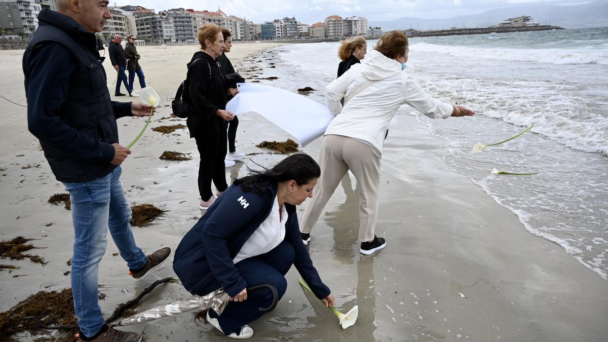 Belén Tábara y otros familiares y amigos del fallecido depositan flores en el agua de Silgar.