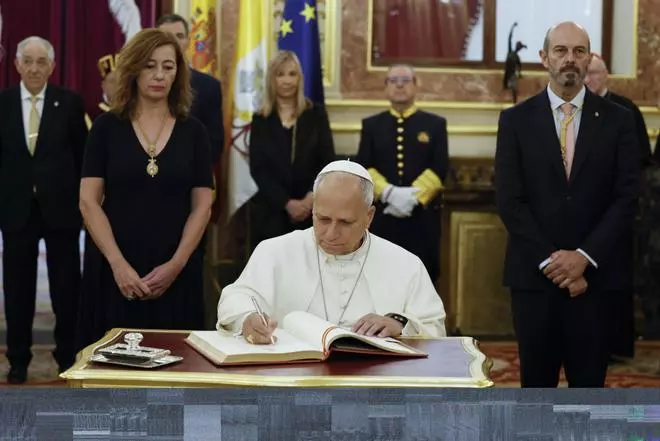 Francina Armengol recibe al papa León XIV en el Congreso de los Diputados