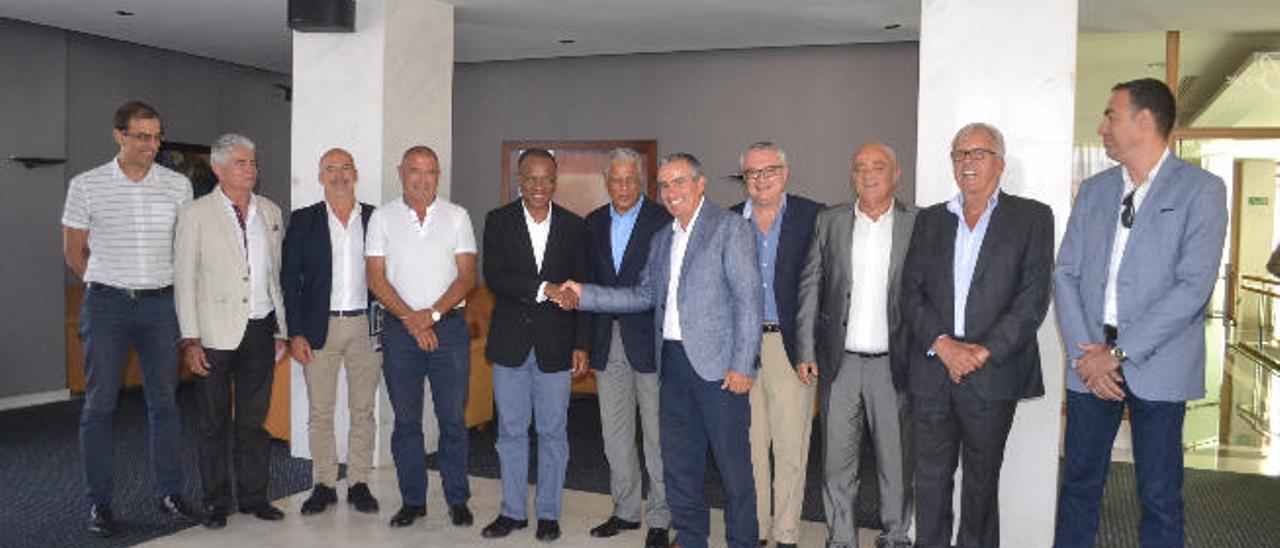 Empresarios, alcalde de Antigua y Cabrera junto al ministro de Cabo Verde.