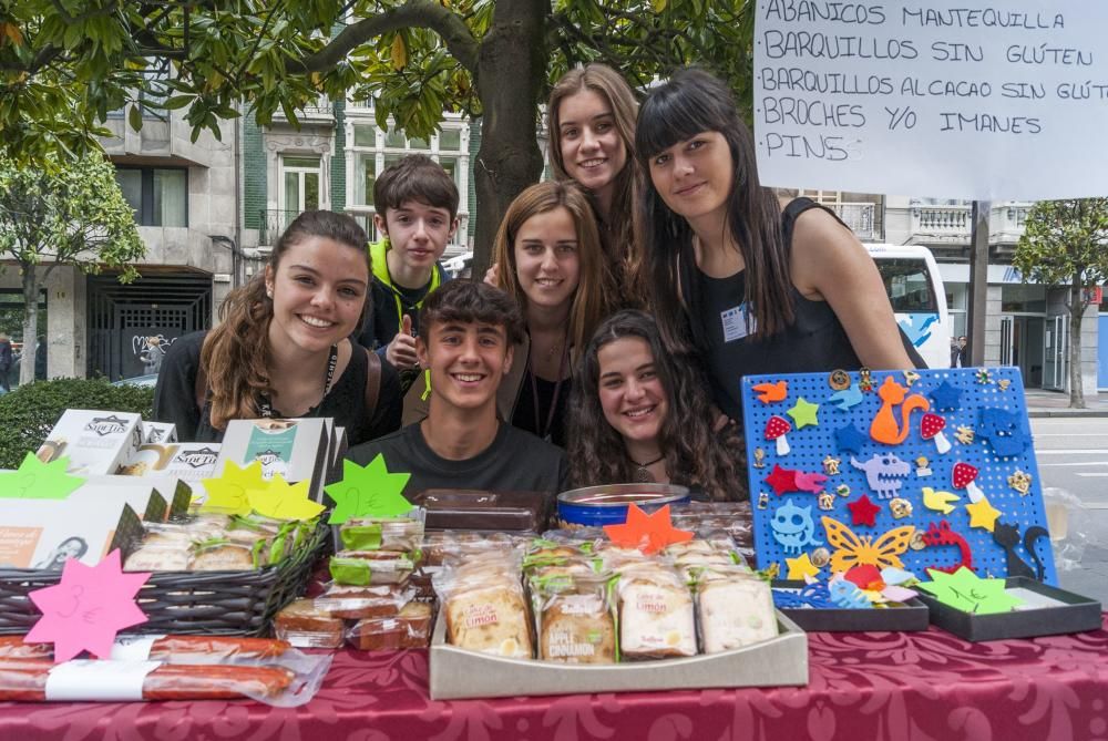 Mercadillo de escolares en el Paseo de Los Álamos de Oviedo