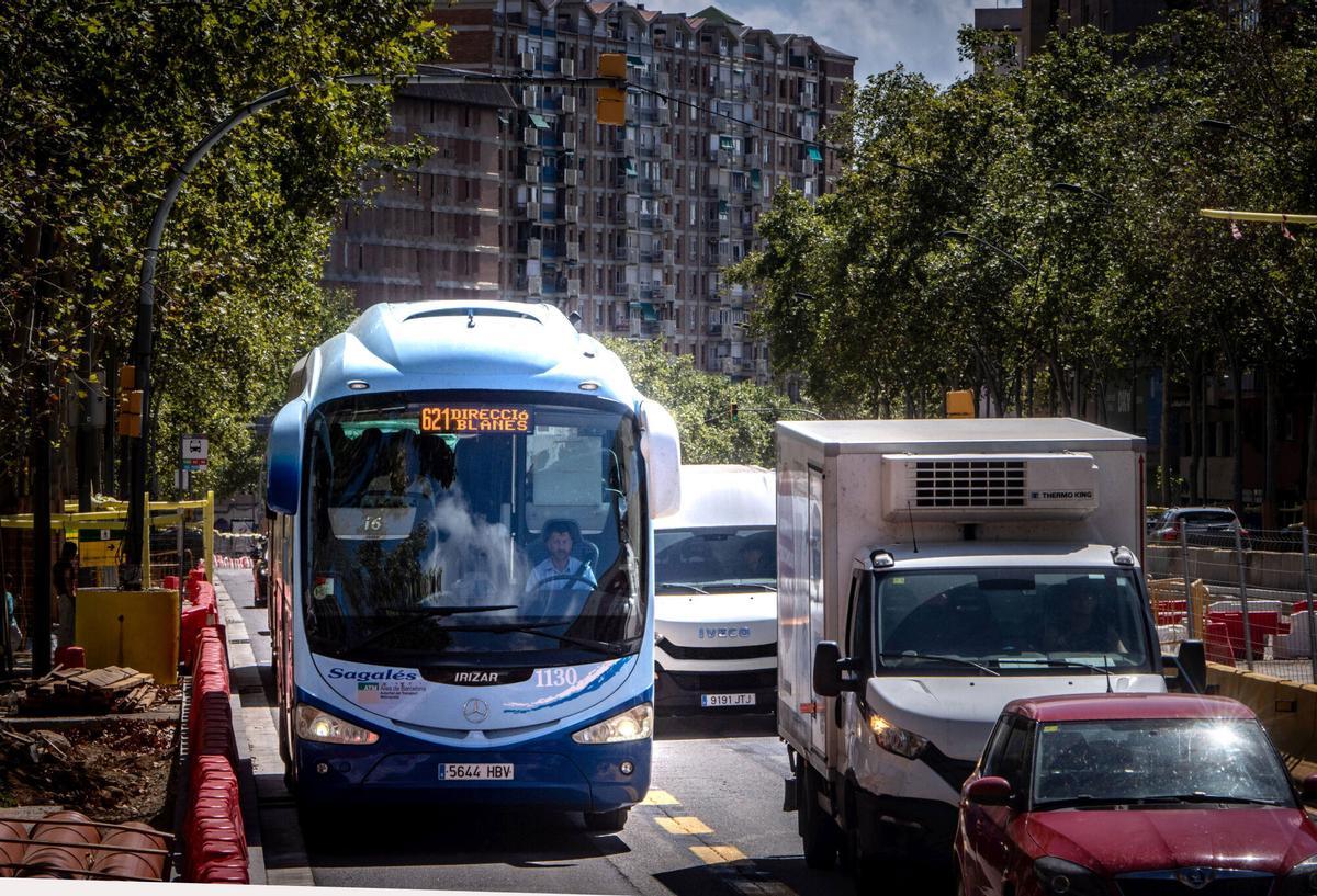 Un autobús saliendo hacia un municipio de las afueras de Barcelona. Barcelona 04/09/2025 Barcelona Fotos de autobuses interurbanos circulando o parando en estaciones fuera de Barcelona. Para TDD sobre reformulación de la red de buses interurbanos en Catalunya. AUTOR: JORDI OTIX