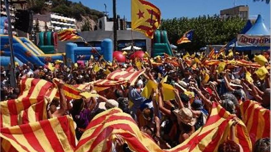 Els assistents van gravar el vídeo que crida la ciutadania a participar en la Diada de l&#039;11 de Setembre.