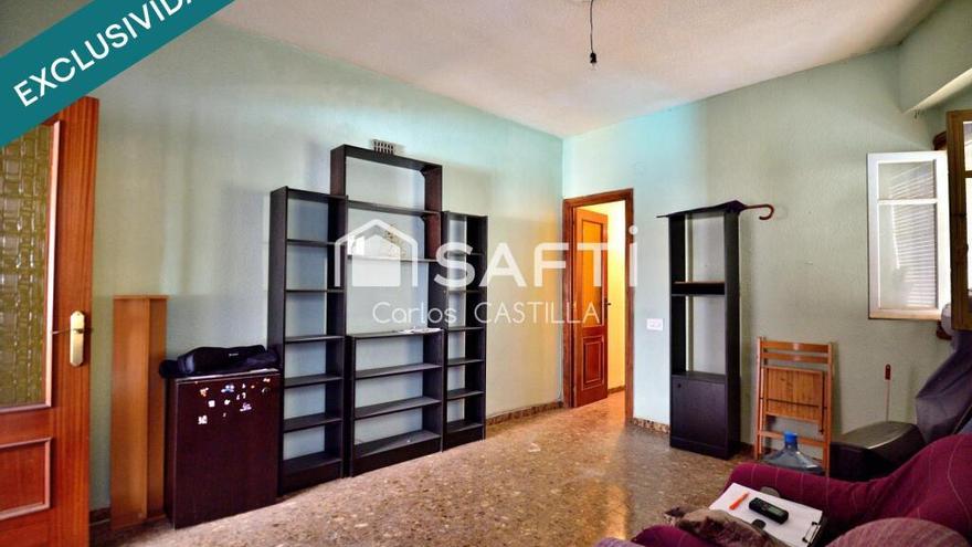 Oferta inmobiliaria en Alicante: este piso a la venta en Benalúa ha bajado su precio