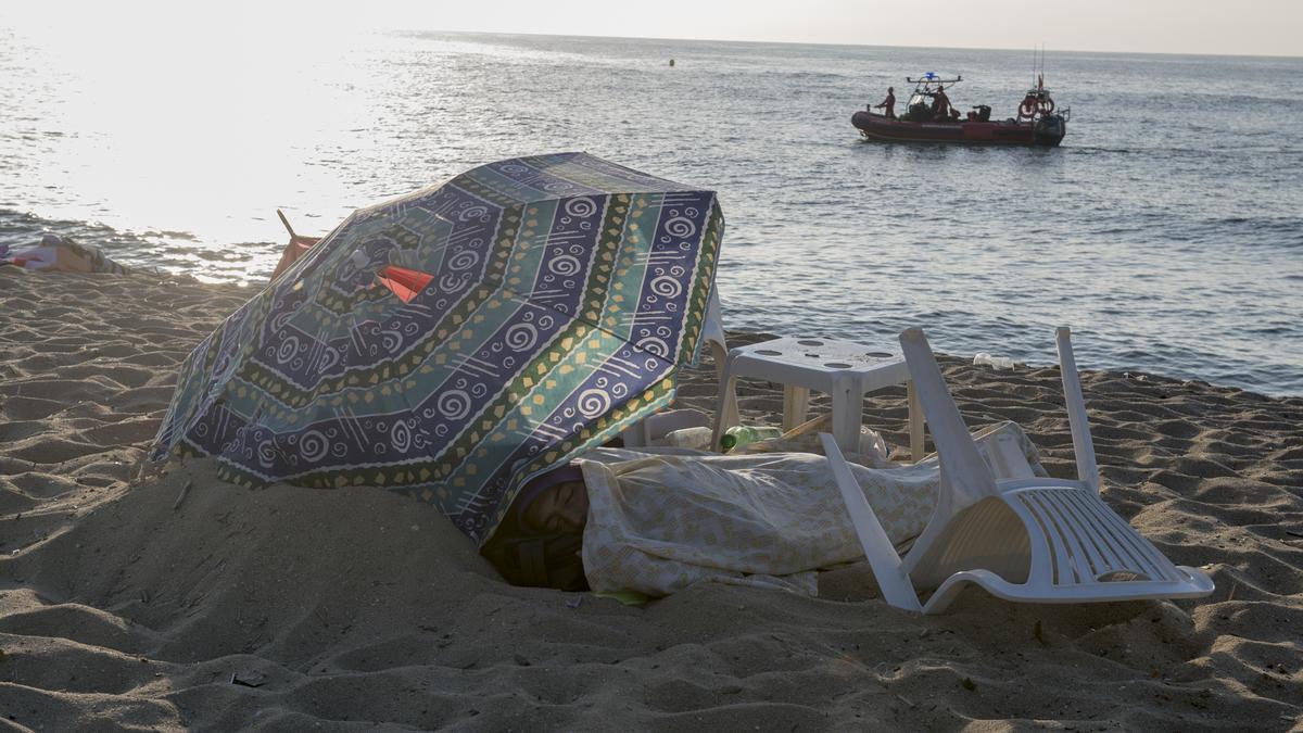 Desalojo y  limpieza de la playa de Nova Icaria tras la verbena de Sant Joan