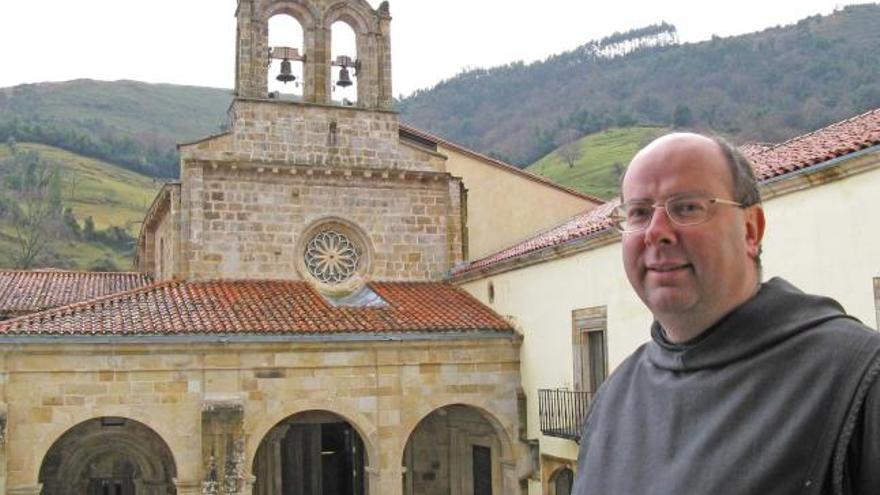 El superior, Tarsicio Lemarie, ante la iglesia y el monasterio.