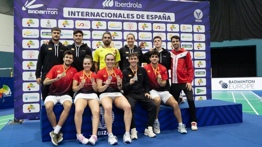 Imagen de los representantes españoles con las medallas conseguidas ayer en las finales del Spanish International. | F.E.BÁDMINTON