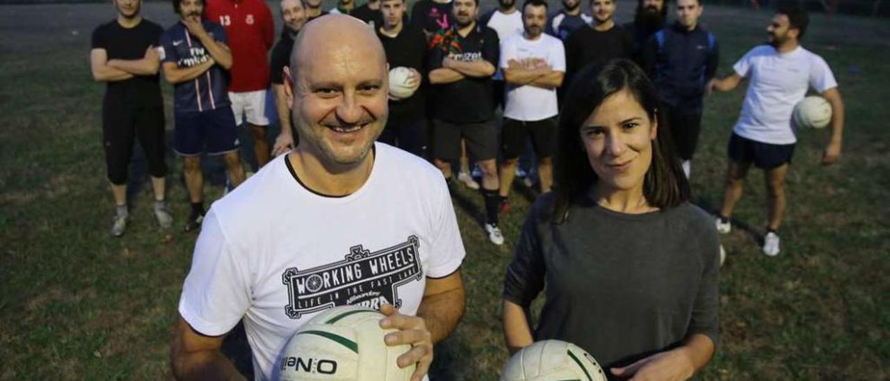 Los técnicos Moncho Nela y Mónica González, ayer, al frente de sus jugadores, en el entrenamiento realizado en Barcia. // Bernabé/Gutier