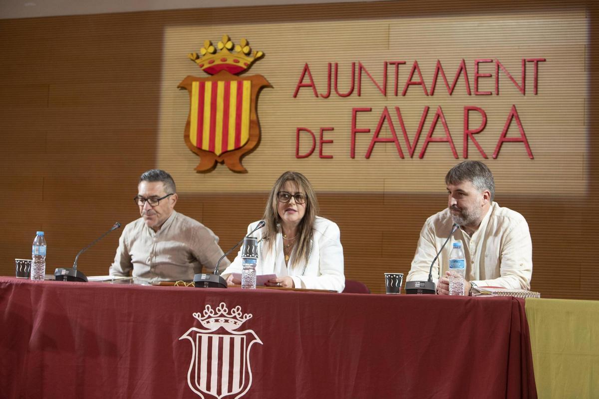 La alcaldesa de Favara, Pilar Sala, en el centro, en un pleno, en una imagen de archivo.