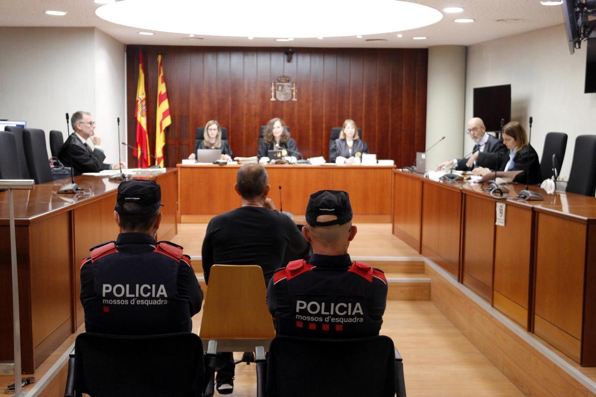 L'acusat d'intentar matar la dona a cops de destral al Pont de Suert, durant el judici a l'Audiència de Lleida.