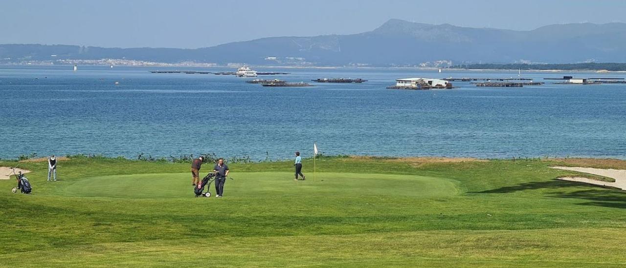 El campo de golf de A Toxa, con vistas a la ría.