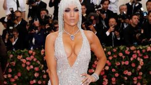 El vertiginoso escote de Jennifer López de la Met Gala