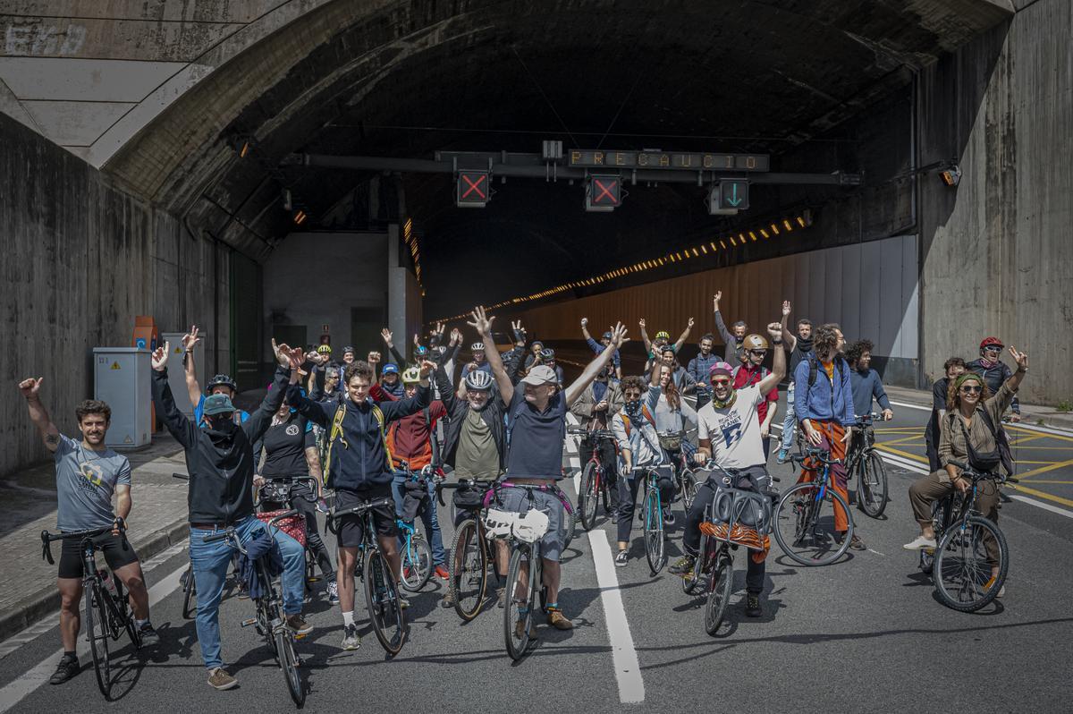 Los ciclistas, en la boca sur del túnel de Vallvidrera, tras su protesta del 22 de abril