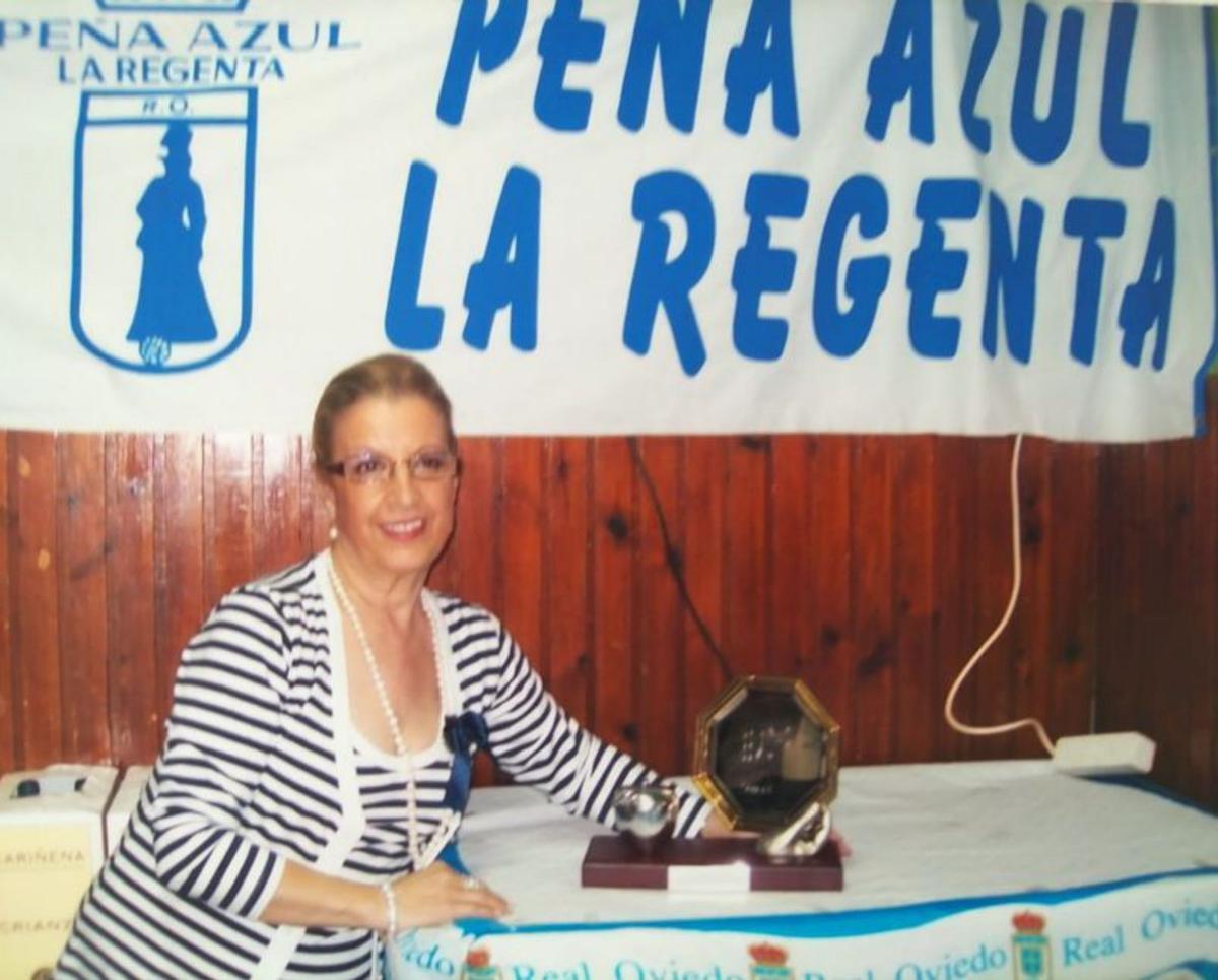 Ana Fernández, en una foto antigua en la Peña La Regenta. A la derecha, su nieto Álvaro González, vestido con la equipación del Oviedo. | LNE