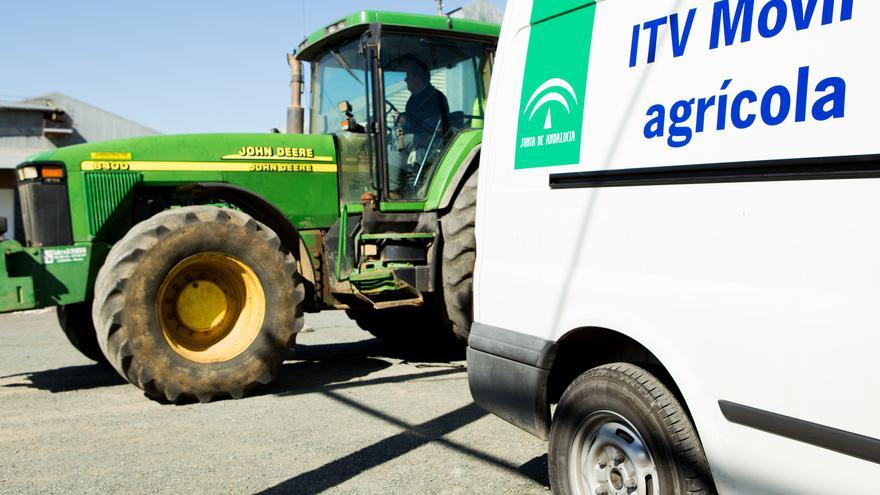 Las ITV móviles efectúan casi 8.000 inspecciones a vehículos agrícolas en la campaña de la aceituna en Córdoba