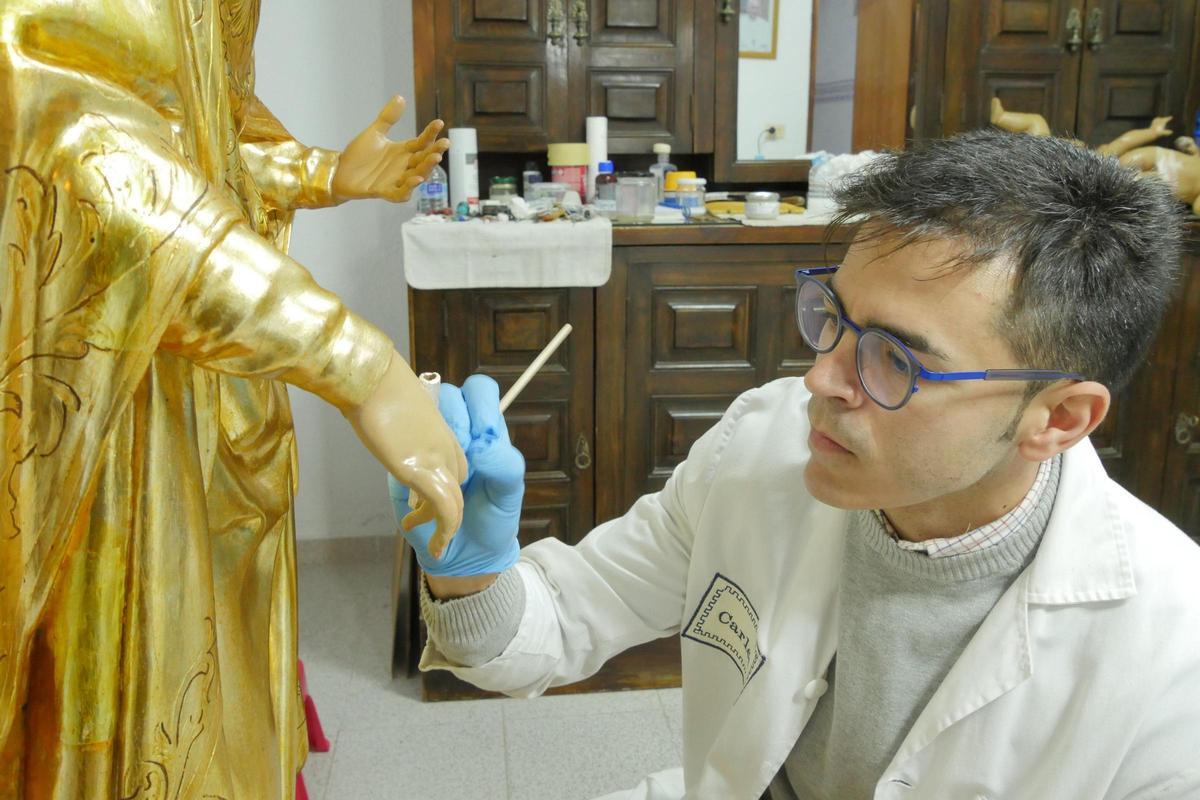 Carlos Salafranca se ha encargado de la restauración de la talla.