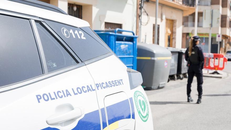 La policía de Picassent multa a varios vecinos por dejar la basura fuera de los contenedores