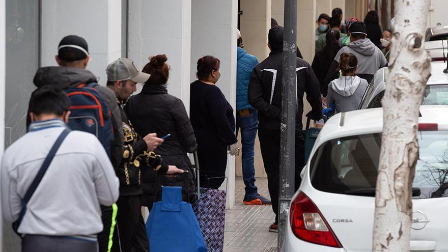 Decenas de personas hacen cola para recoger alimentos en la sede de Cáritas de Ibiza en abril.