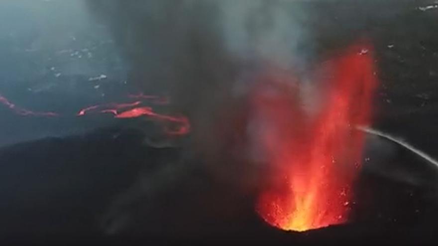 El volcán de La Palma, a vista de pájaro el pasado viernes, en el decimotercer día en erupción