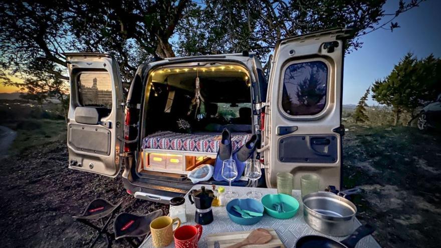 La Dacia Dokker que se promociona en una de las plataformas como «minicamper para viajar y dormir cómodamente».