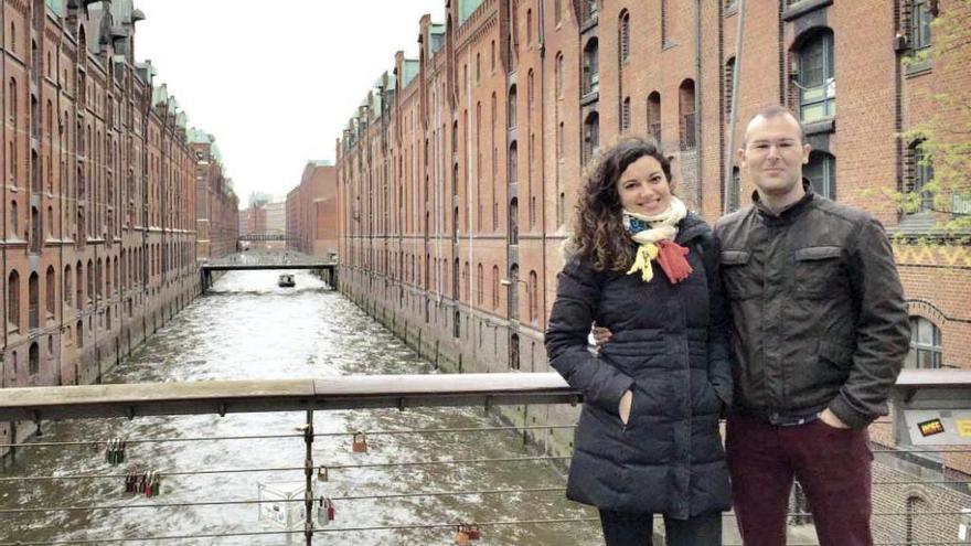 Isabel y Marcos, en los canales de Speicherstadt, el distrito de almacenes más grande del mundo, en el Puerto de Hamburgo.