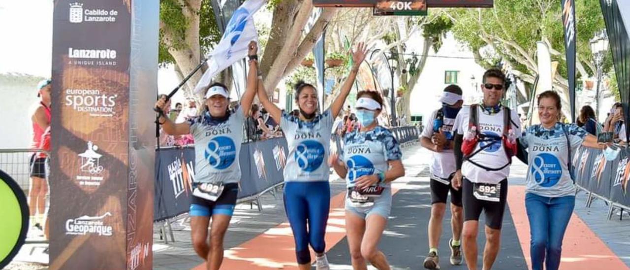 Imagen de varios participantes cruzando la meta de la Haría Titán de Lanzarote.