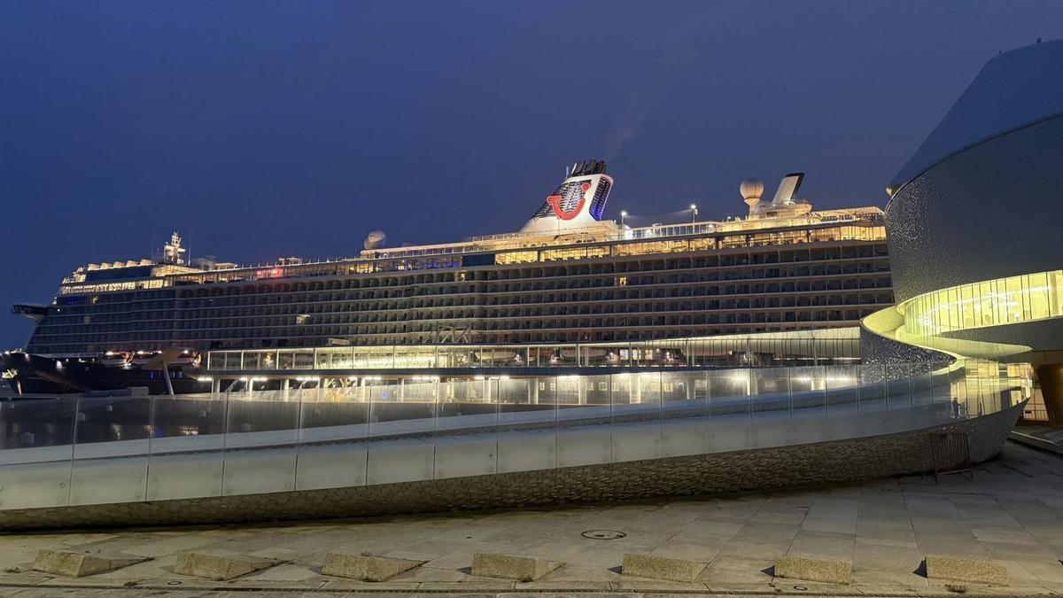 El «Mein Schiff 4» en el puerto de Leixões en pasado verano.