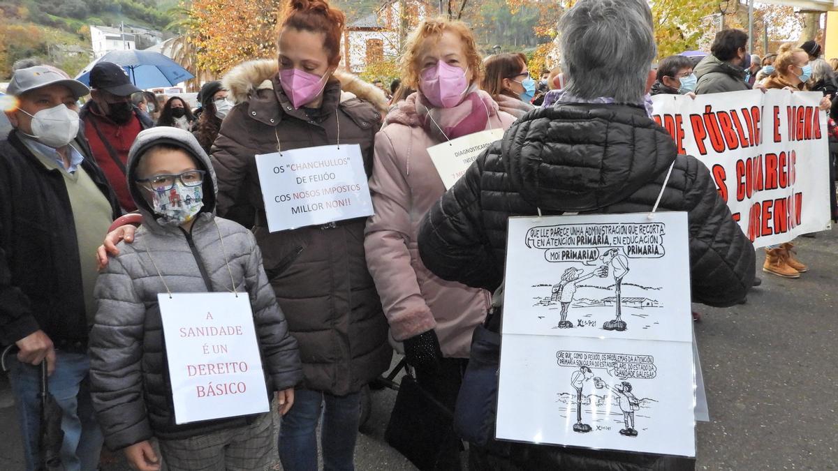 A la manifestación acudieron valdeorreses de todas las edades. // F. CASANOVA