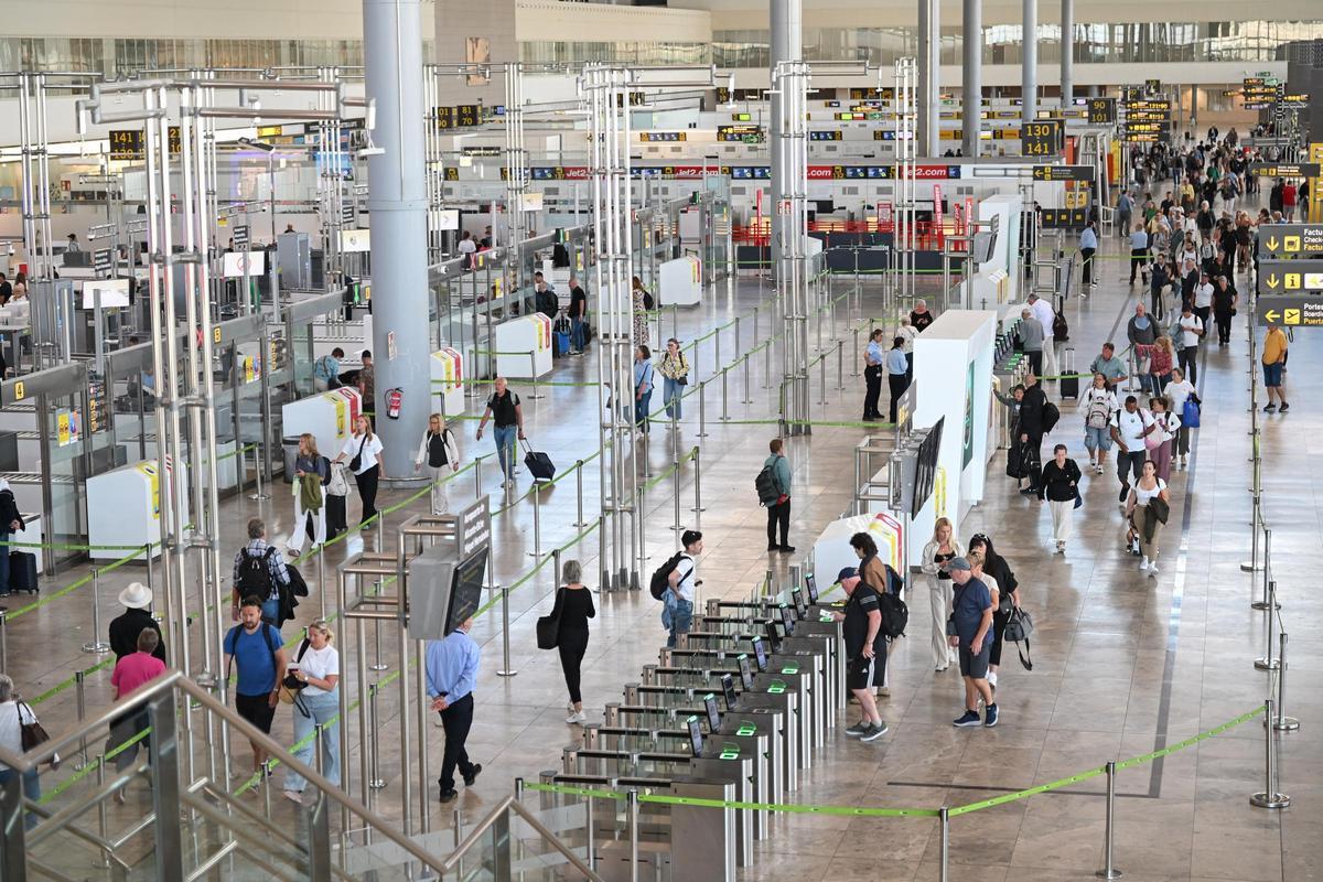 Acceso al área de control en el aeropuerto Alicante-Elche.