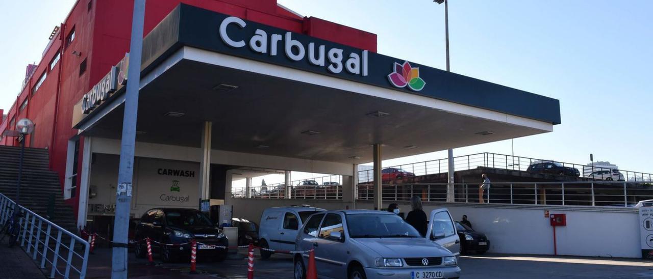 Vehículos repostando en la estación de Carbugal frente al Coliseum.