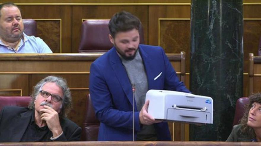 Rufián mostra al Congrés una “Samsung republicana”