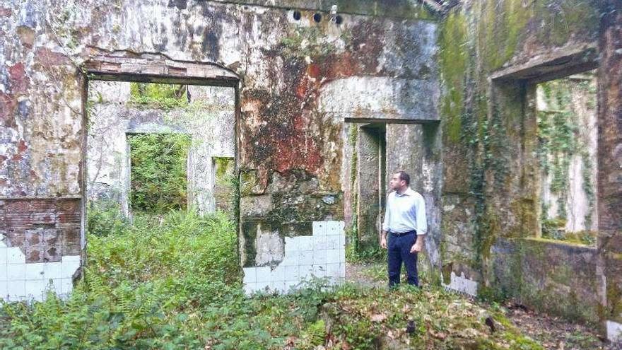 El presidente municipal de Cerdedo-Cotobade, Jorge Cubela, visitó la minicentral existente en el entorno, que se convertirá en complejo termal con pozas públicas.