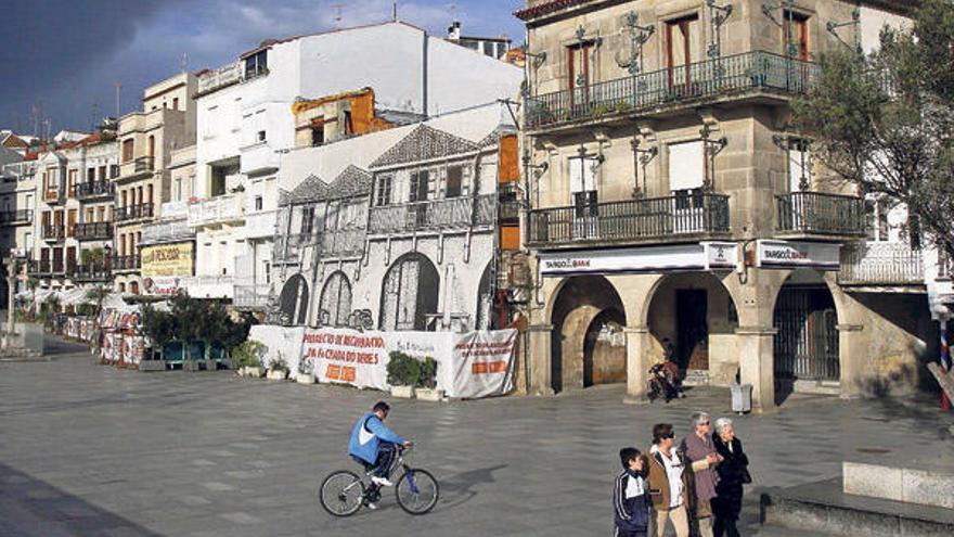 Estado actual de la fachada de la plaza de O Berbés, una de las zonas simbólicas de la ciudad.  // José Lores