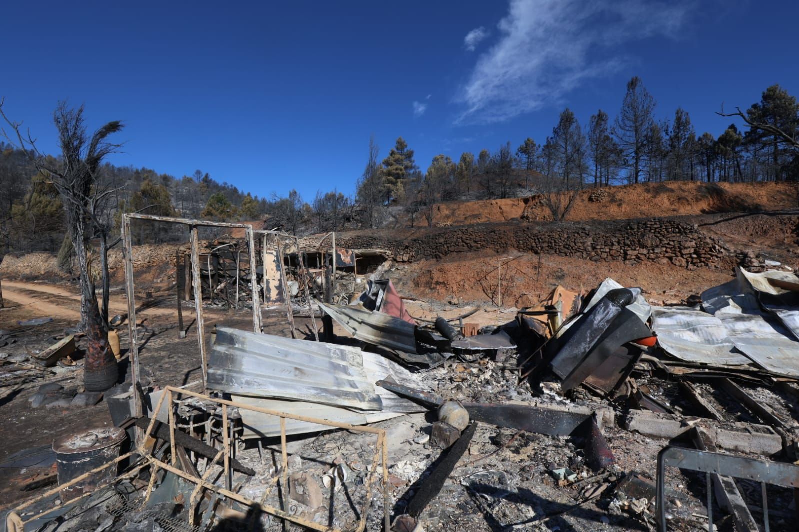 La imagen de la desolación: el fuego arrasa viviendas en la aldea de Los García